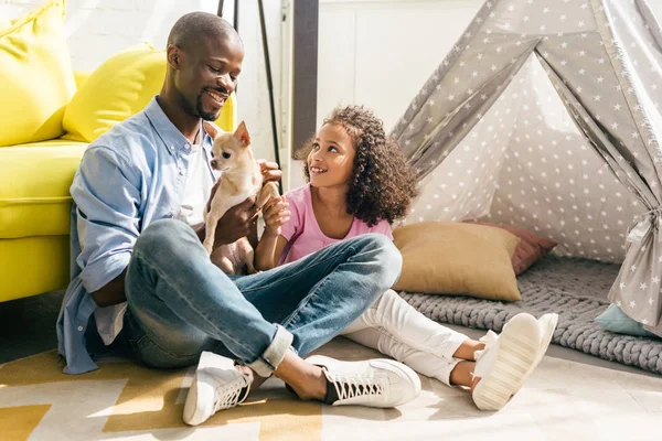 Familia Afroamericana Sonriente Con Perro Chihuahua Sentado Suelo Juntos Casa — Foto de Stock