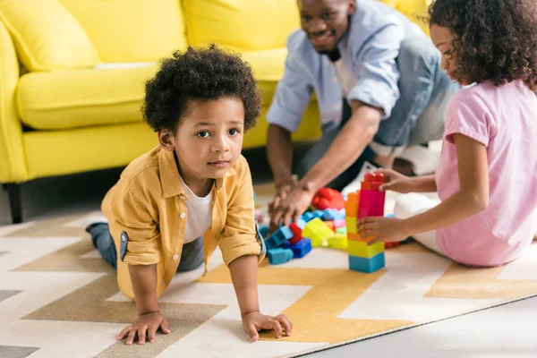 Selective Focus African American Father Kids Playing Colorful Blocks Floor — Stock Photo, Image