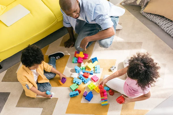 Vista Aérea Del Padre Afroamericano Los Niños Jugando Con Bloques — Foto de Stock