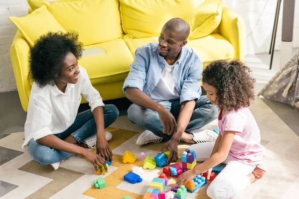 Afroamerikanska Familjen Leker Med Färgglada Blocken Tillsammans Golvet Hemma — Stockfoto