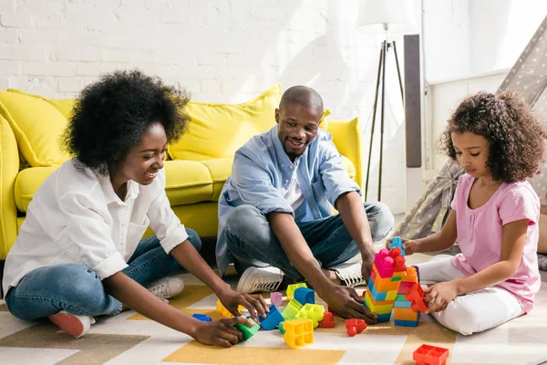 Família Afro Americana Brincando Com Blocos Coloridos Juntos Chão Casa — Fotografia de Stock