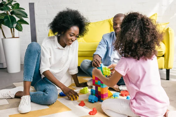 Vue Partielle Famille Afro Américaine Jouant Avec Des Blocs Colorés — Photo