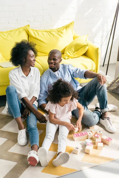 Afro Americanos Pais Filha Brincando Com Blocos Madeira Juntos Chão — Fotografia de Stock