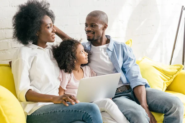 Afro Amerikaanse Familie Met Laptop Samen Thuis Bank Rusten — Stockfoto