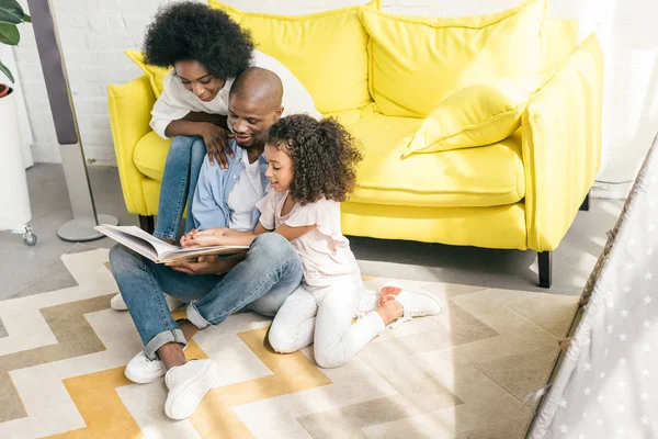 Afroamerikanska Familj Läser Boken Tillsammans Hemma — Stockfoto