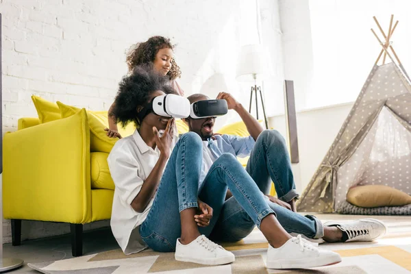 Afroamericano Realidad Virtual Auriculares Divertirse Juntos Casa — Foto de Stock