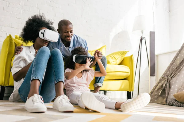 African American Virtual Reality Headset Having Fun Together Home — Stock Photo, Image
