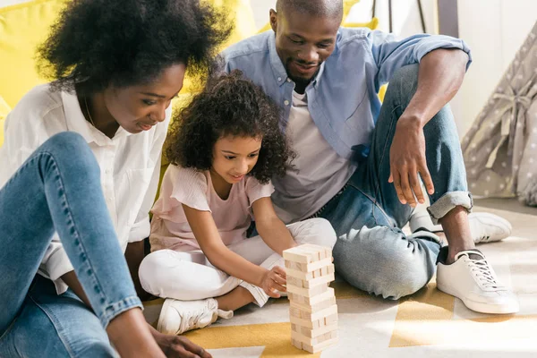 Afro Amerikaanse Ouders Dochter Spelen Blokken Toren Spel Samen Thuis — Stockfoto