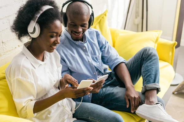 Lächelnder Afroamerikaner Der Musik Über Kopfhörer Hört Und Smartphones Benutzt — Stockfoto