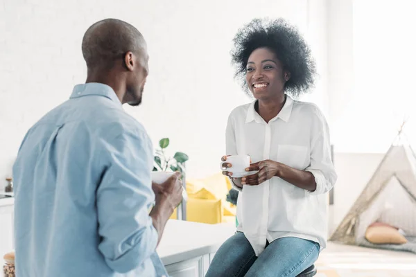 Vista Parcial Casal Afro Americano Com Xícaras Café Manhã Juntos — Fotografia de Stock