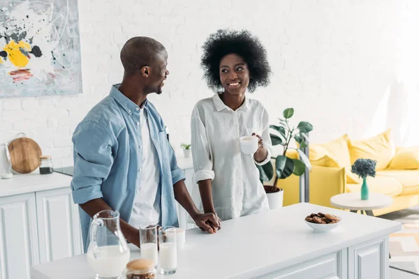 Glimlachend Afrikaanse Amerikaanse Echtpaar Met Kopjes Koffie Ochtend Samen Keuken — Stockfoto