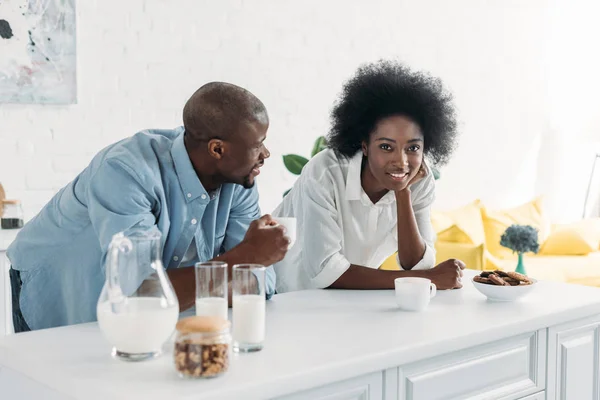 Portret Van Afrikaanse Amerikaanse Echtpaar Ochtend Keuken Thuis — Stockfoto