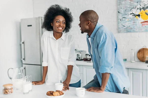 Portret Van Afrikaanse Amerikaanse Echtpaar Ochtend Keuken Thuis — Stockfoto