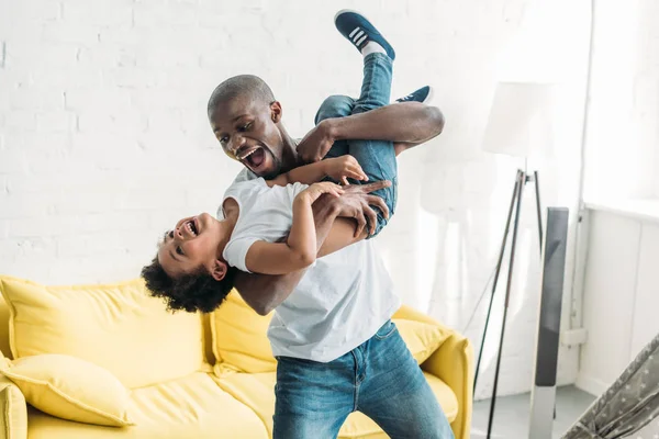 Hombre Afroamericano Feliz Jugando Juntos Con Pequeño Hijo Casa — Foto de Stock
