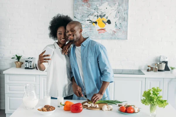 Casal Afro Americano Tomando Selfie Juntos Enquanto Cozinha Café Manhã — Fotografia de Stock