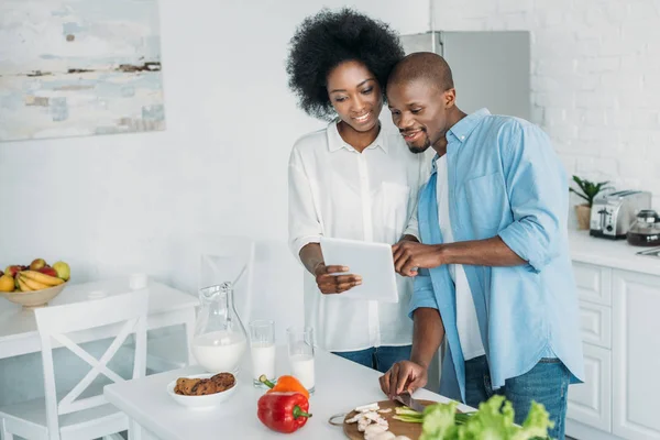 Africano Americano Usando Tablet Legumes Frescos Mesa Cozinha Casa — Fotografia de Stock