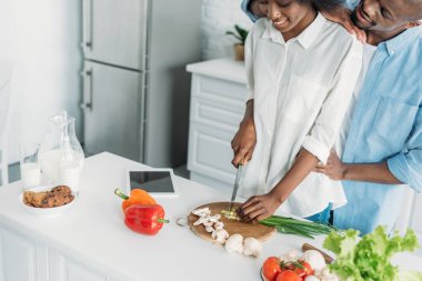 Afrika kökenli Amerikalı yemek kahvaltı birlikte evde mutfak gülümseyen kısmi görünümü