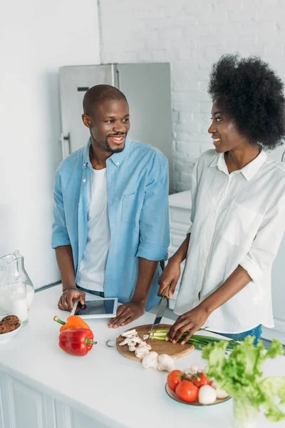Афроамериканський Американець Планшетом Свіжими Овочами Столі Кухні Вдома — стокове фото