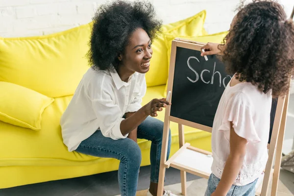 Afroamerikanska Kvinnan Studerar Tillsammans Med Dotter Hemma — Stockfoto