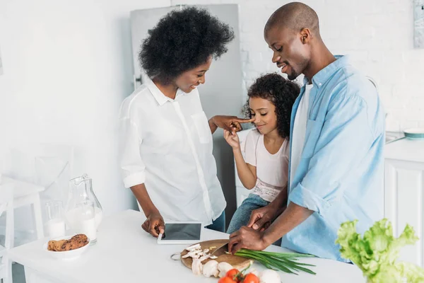 Hombre Afroamericano Cortando Verduras Frescas Para Desayuno Con Familia Pie — Foto de Stock