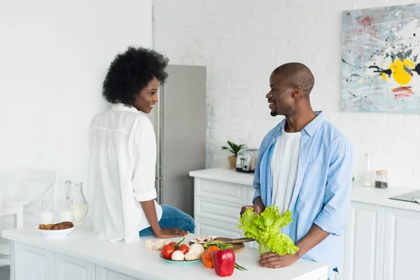 Africano Casal Americano Com Legumes Frescos Mesa Manhã Casa — Fotografia de Stock