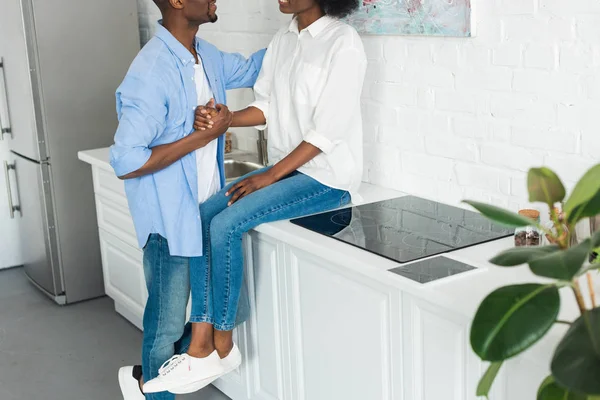 Vista Parcial Pareja Afroamericana Cogida Mano Cocina Casa — Foto de stock gratuita