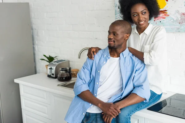 Porträt Einer Glücklichen Afrikanisch Amerikanischen Frau Die Ihren Mann Hause — Stockfoto