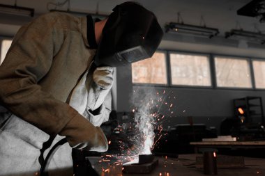 Kaynak metal ile kıvılcım Fabrikası'nda çalışan imalatı 