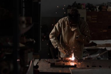 İşçi koruma maskesi kaynak metal Fabrikası'nda 