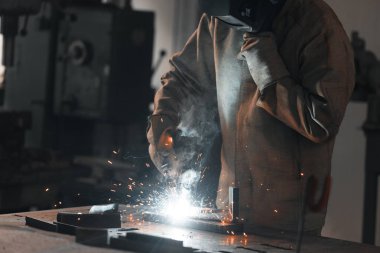 İşçi koruma maskesi kaynak metal Fabrikası'nda kadeh kırpılmış 