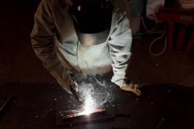 İşçi koruma maskesi kaynak metal Fabrikası'nda yüksek açılı görünüş 