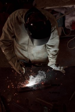 Kaynak metal Fabrikası'nda kıvılcım ile üretim alt yüksek açılı görünüş 