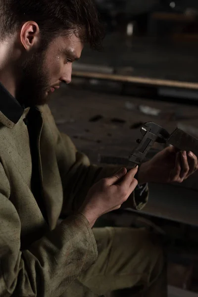 Young Male Worker Measuring Metal Part Factory — Stock Photo, Image