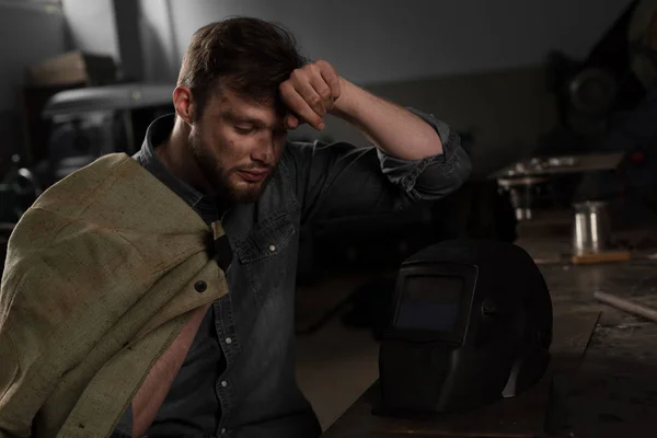 Tired Workman Uniform Shoulder Sitting Table Protective Mask — Stock Photo, Image