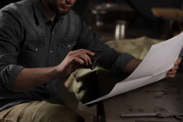 Imagen Recortada Joven Trabajador Masculino Sentado Con Plano Fábrica — Foto de stock gratis