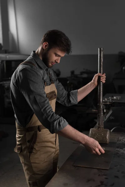 Zijaanzicht Van Jonge Mannelijke Werknemer Hameren Metalen Deel Fabriek — Stockfoto