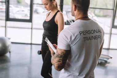 erkek kişisel antrenör ile Pano ve genç sporcumuz dumbbells vasıl jimnastik salonu ile dikiz