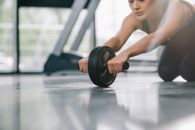 Genç sporcumuz abs rulo spor salonunda egzersiz yaparak görüntü kırpılmış