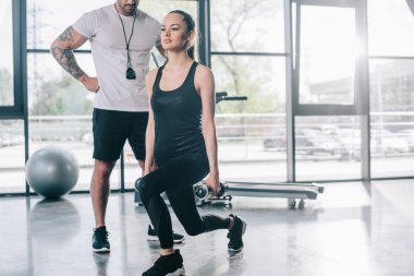 erkek kişisel antrenör Sit yapıyor sporcumuz seyir vasıl jimnastik salonu dumbbells ile ups