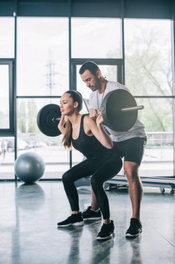 erkek kişisel antrenör sporcumuz halter salonunda egzersiz yapmak için yardım