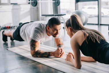 erkek kişisel antrenör ve sporcumuz tahta spor salonunda yapıyor