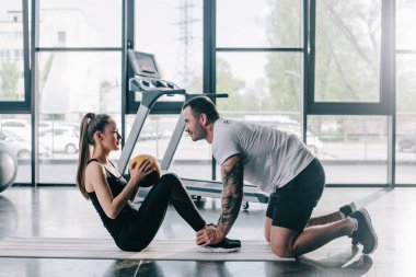 erkek kişisel antrenör sporcumuz ABS spor salonunda top ile yapmak için yardım