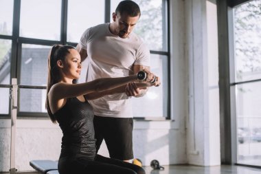 erkek kişisel antrenör sporcumuz yapmak antreman vasıl jimnastik salonu dumbbells ile yardım