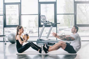 erkek kişisel antrenör ve sporcumuz topu vasıl jimnastik salonu ile yapıyor