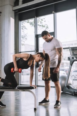 erkek kişisel antrenör ile Halter salonunda egzersiz sporcumuz bakarak