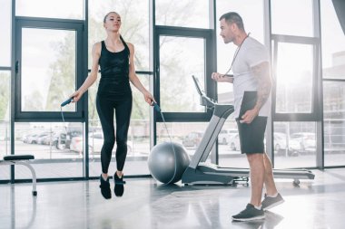 erkek kişisel antrenör ile spor salonunda ip atlama egzersiz sporcumuz süre zamanlayıcının kullanılması
