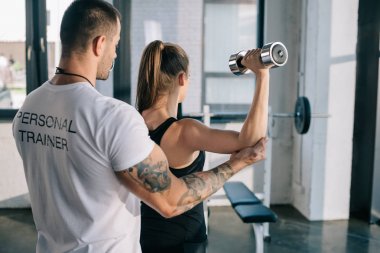 erkek kişisel antrenör sporcumuz halter salonunda egzersiz yapmak için yardım