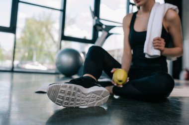 havlu ve apple ile spor salonu zemin üzerinde dinlenme sporcumuz kadeh kırpılmış
