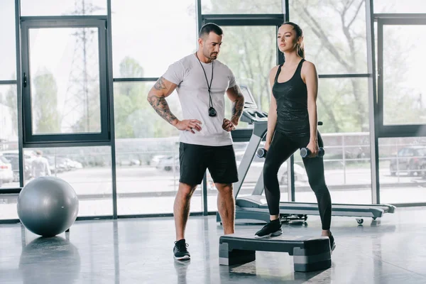 Entrenador Personal Masculino Joven Deportista Haciendo Ejercicio Aeróbico Paso Con —  Fotos de Stock