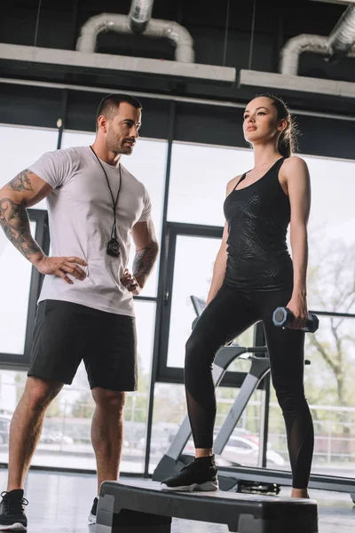 Tiefblick Auf Männliche Personal Trainer Und Junge Sportlerin Bei Step — Stockfoto